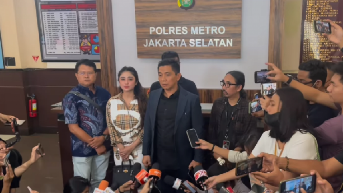 Tangkapan layar foto Dewi Perssik dan Sandy Arifin
