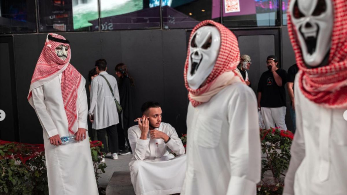 Potret topeng yang dikenakan warga setempat rayakan malam Halloween di kota Riyadh. [Instagram/tamirhasacellphone]