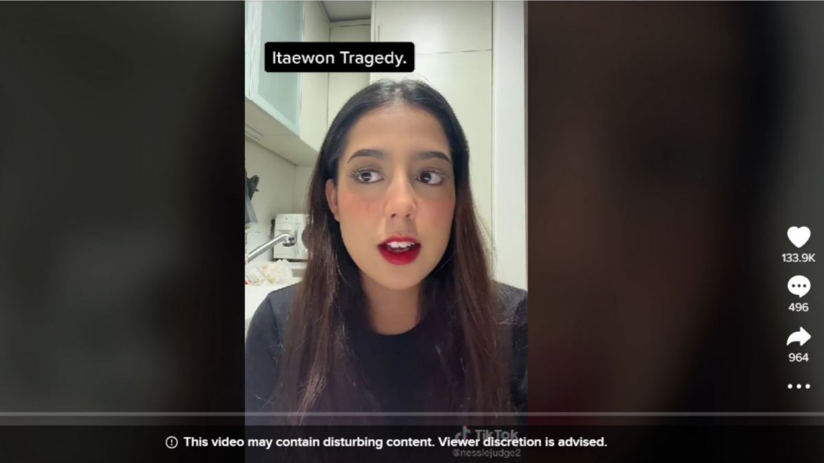 Tangkapan layar Nessie Judge tengah berikan beberapa alasan penyebab terjadinya tragedi Halloween Itaewon. [TikTok/nessiejudge2]