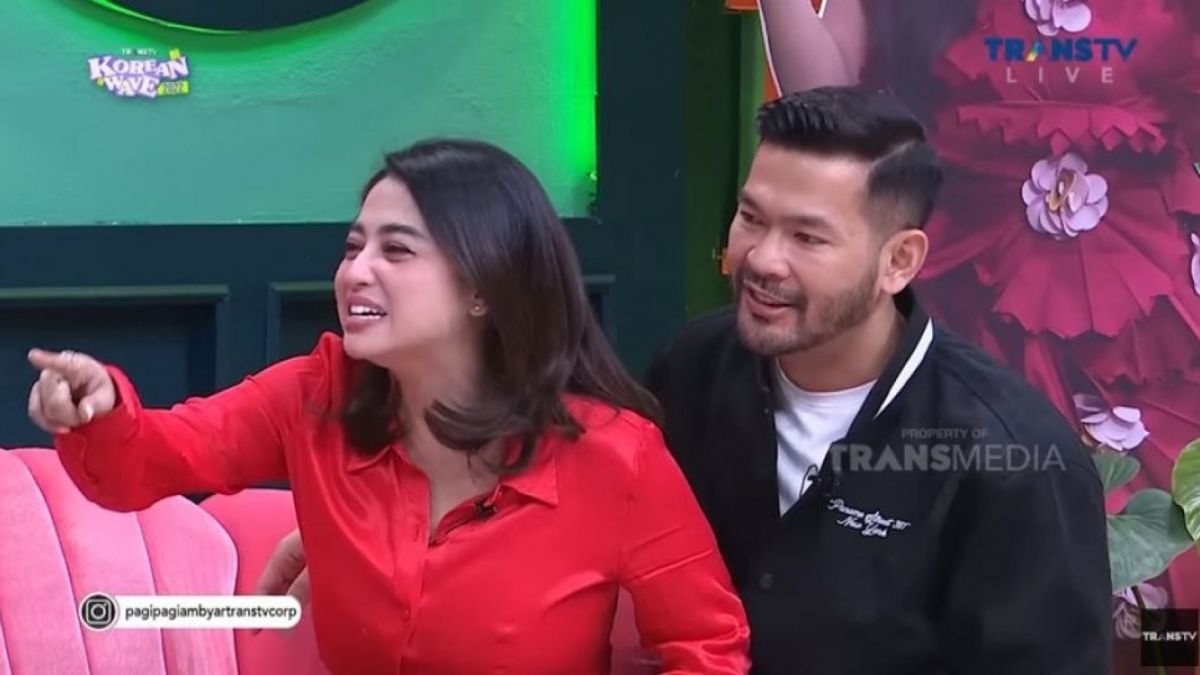 Rian Ibram secara mengejutkan lamar Dewi Perssik,kendati demikian dia tidak memaksa Dewi Perssik untuk menjawab cintanya secara langsung [YouTube: Trans TV]