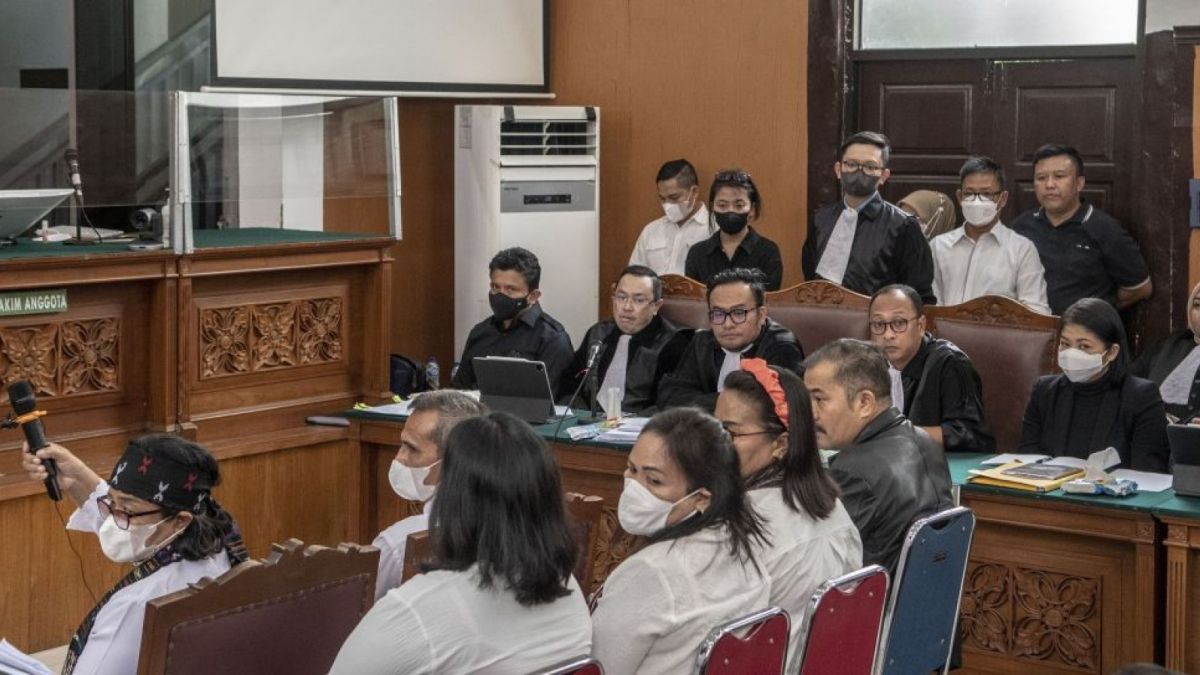 Keluarga Brigadir J menangi dalam ruang sidang dihadapan Ferdy Sambo dan Putri Candrawati. [ANTARA FOTO/Muhammad Adimaja/rwa]