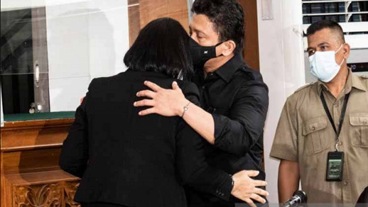 Pakar mikro ekspresi membaca makna Putri Candrawati yang memeluk Ferdy Sambo. Satu orang saksi yang juga masih di internal kepolisian memberi pengakuan yang saat itu sama sekali tidak diperhitungkan F [ANTARA News]