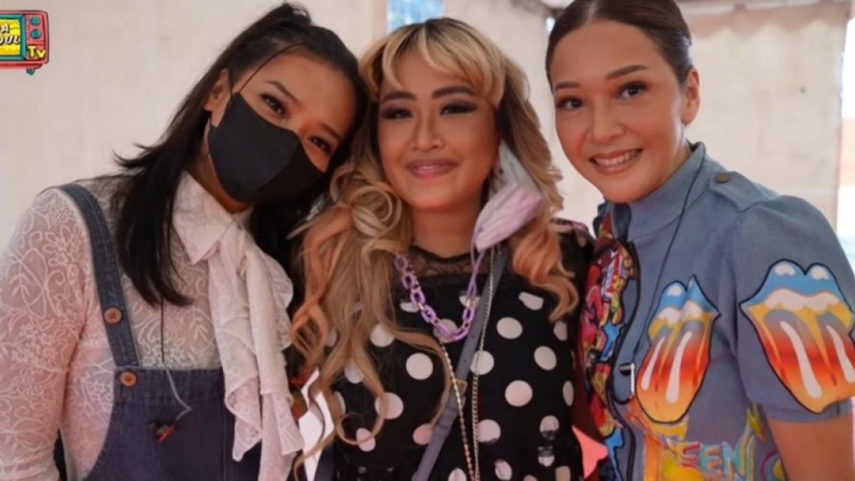 Momen Reuni Pinkan Mambo dan Maia Estianty dalam grup Ratu. [(YouTube/MAIA ALELDUL TV)]