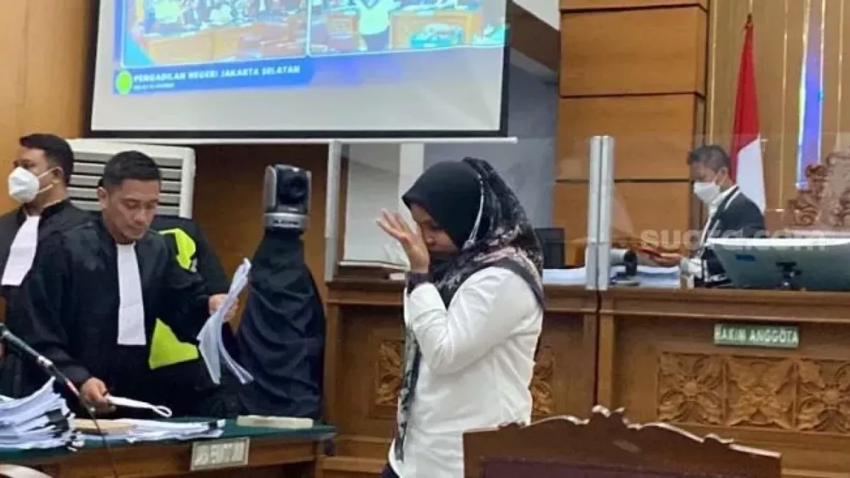 Asisten rumah tangga (ART) Susi usai menjadi saksi dalam sidang Ferdy Sambo dan Putri Candrawathi di PN Jakarta Selatan, Selasa (8/11/2022). [Suara.com]
