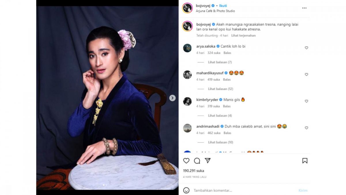 Tangkapan layar Instagram Bio One posting foto berkebaya biru dan pakai konde. [Instagram/bojvyej]