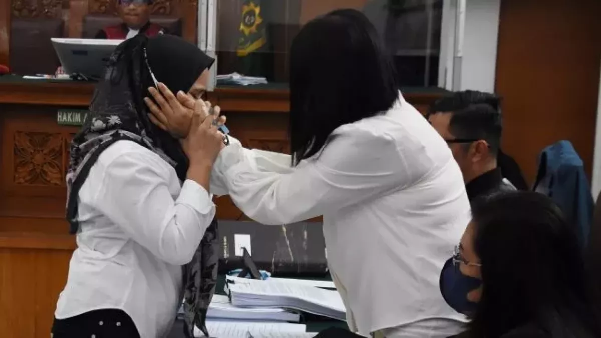 Terdakwa Putri Candrawathi (tengah) mengusap pipi asisten rumah tangganya Susi (kiri) saat menjalani sidang lanjutan kasus pembunuhan berencana terhadap Brigadir Nopriansyah Yosua Hutabarat. [ANTARA]