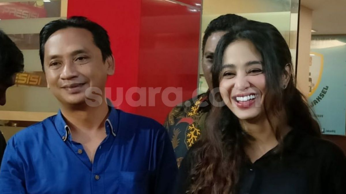 Dewi Perssik alias Depe bersama sang kakak, Mas Bin. [Suara.com/Rena Pangesti]
