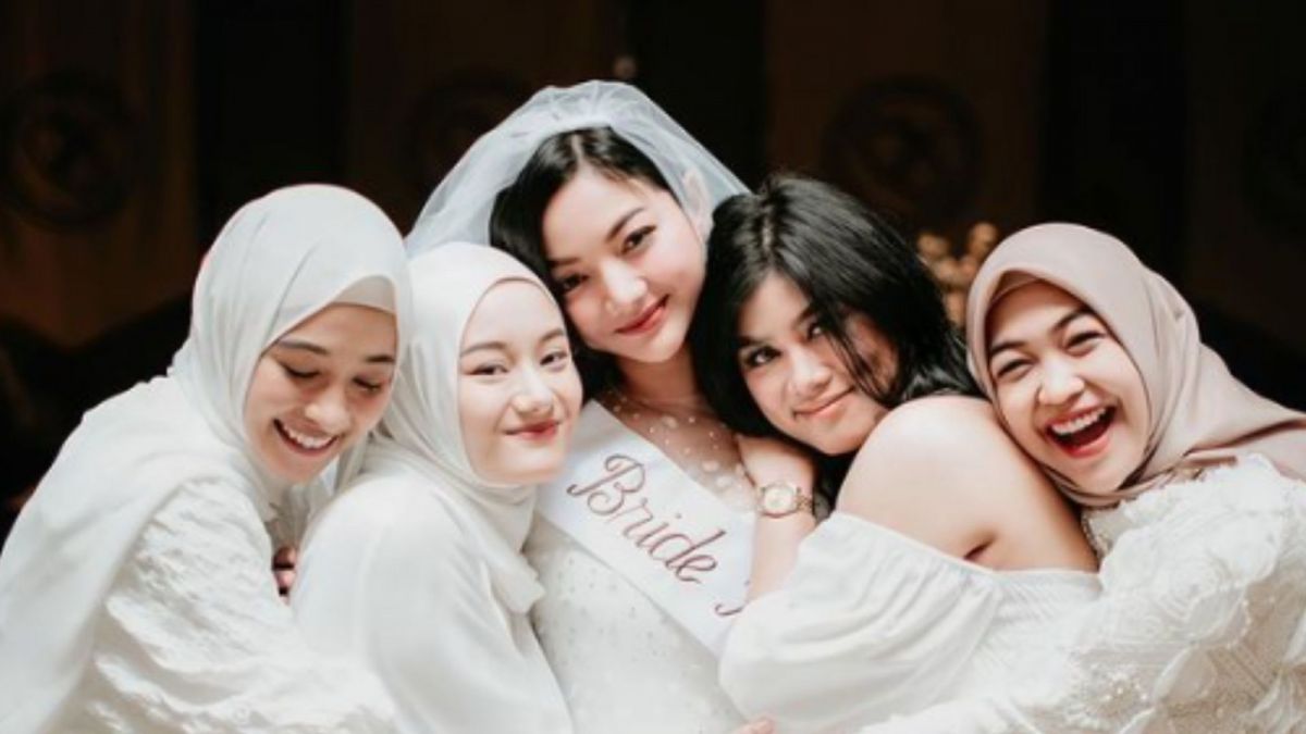 Selain Amanda Manopo, Ria Ricis juga menjadi bridesmaid dalam acara penikahan Gelncha Chysara [Instagram/glencachysaraofficial]