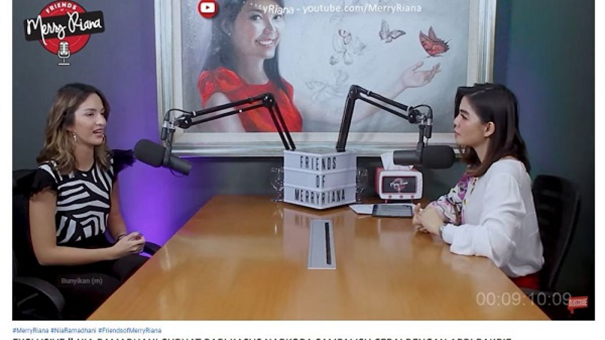 Nia Ramadhani bersma  Merry Riana. [Youtube Merry Riana]
