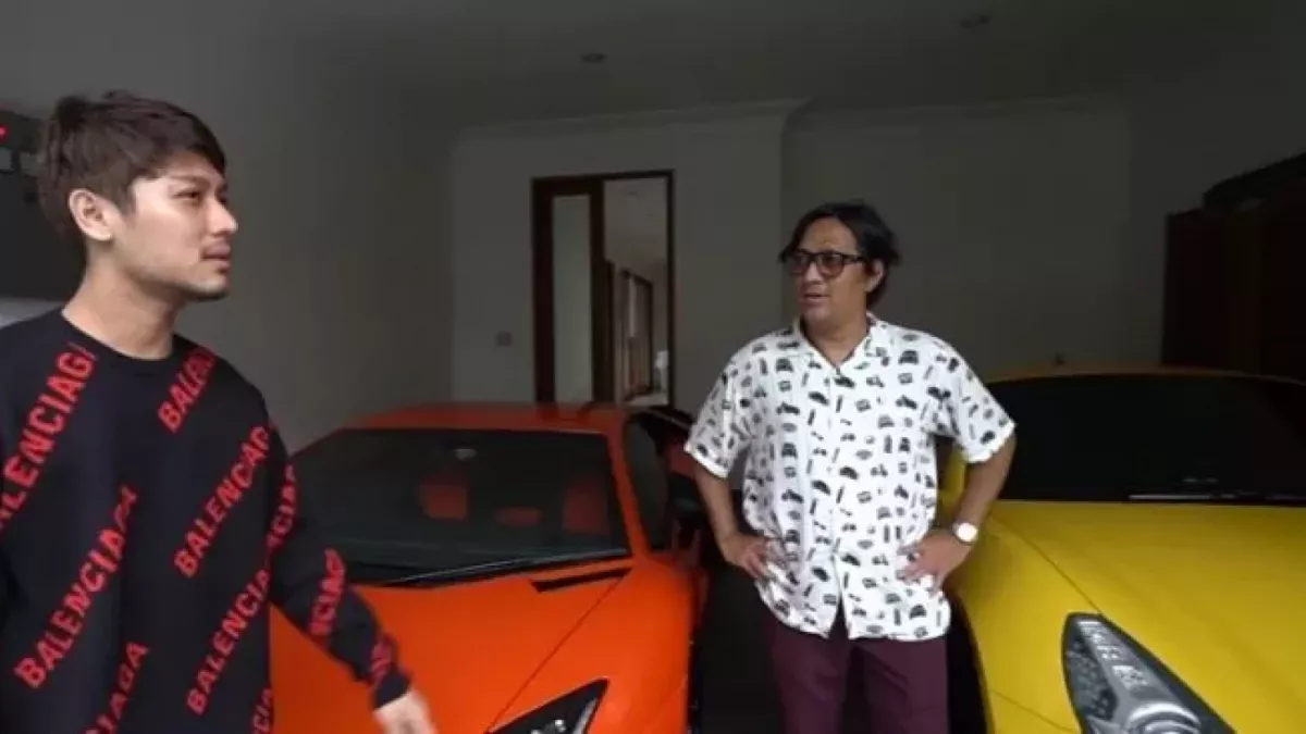 Tangkapan layar YouTube milik Andre Taulany dalam sesi room tour rumah milik Rizky Billar dan beberapa mobil mewahnya. [YouTube Taulany TV]
