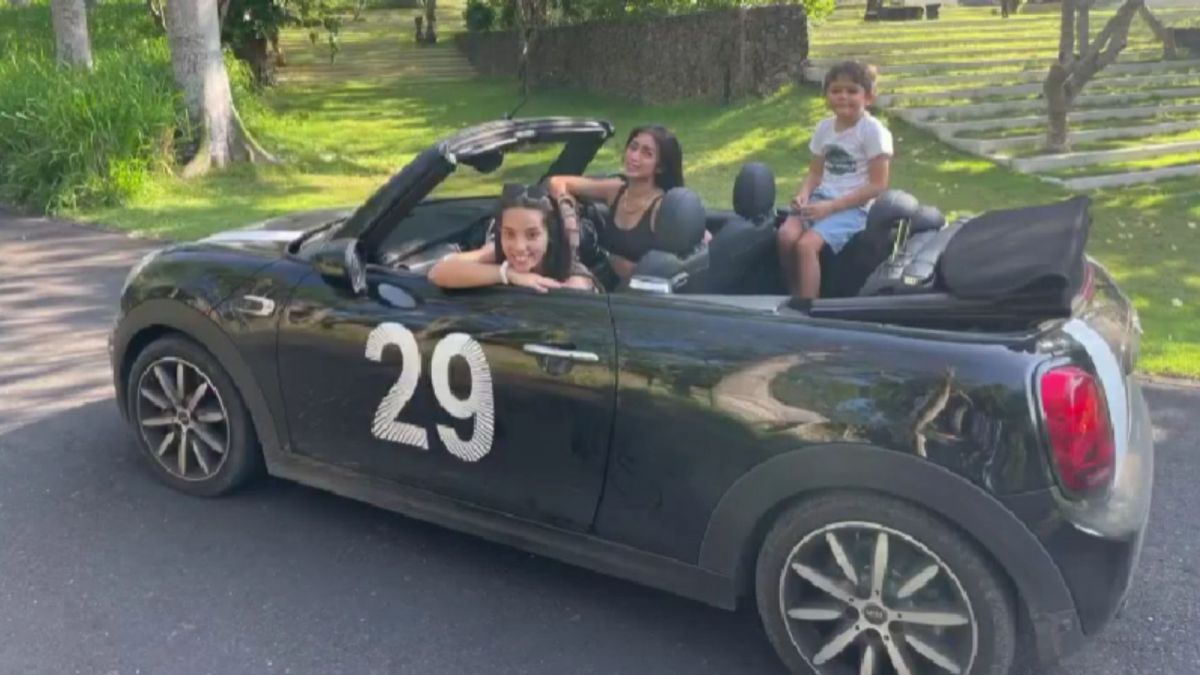 Potret salah satu mobil Jessica Iskandar yang turut hilang imbas dari kasus penipuan rental mobil yang menimpanya. [Instagram/inijedar]