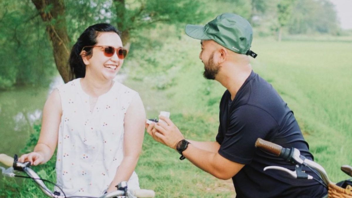 Foto Rachel Amanda tengah dilamar Narawastu Indrapradna di tengah sawah. [Instagram/auroramanda95]