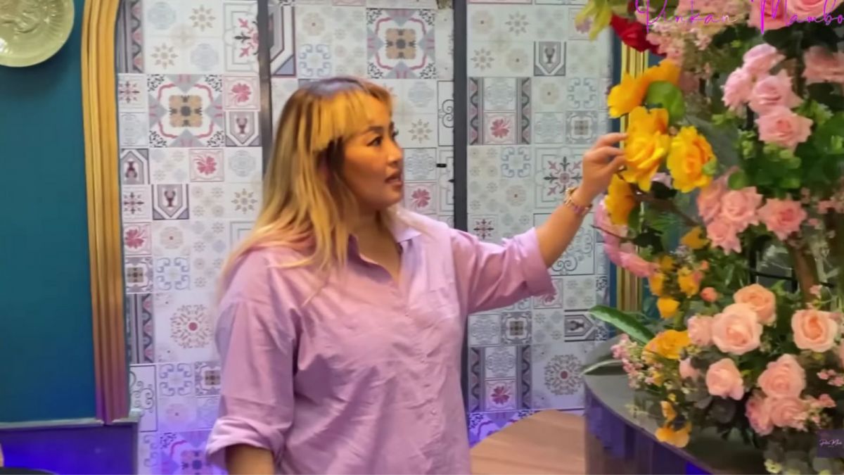 Ini merupakan awal mula perseteruan Pinkan Mambo  dan maia Estianty [YouTube Pinkan Mambo Official]