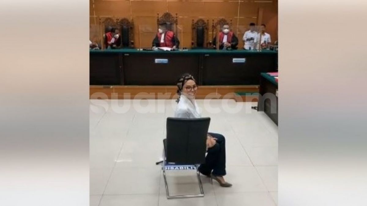 Majelis hakim mengumumkan bahwa sidang Nikita Mirzani ditunda selama dua minggu. [Adiyoga Priyambodo/Suara.com]