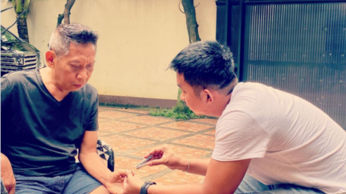 Foto kondisi terbaru komedian Tukul Arwana bersama sang putranya yang tengah mengurus sang ayah. [Instagram/eghaprayudi]