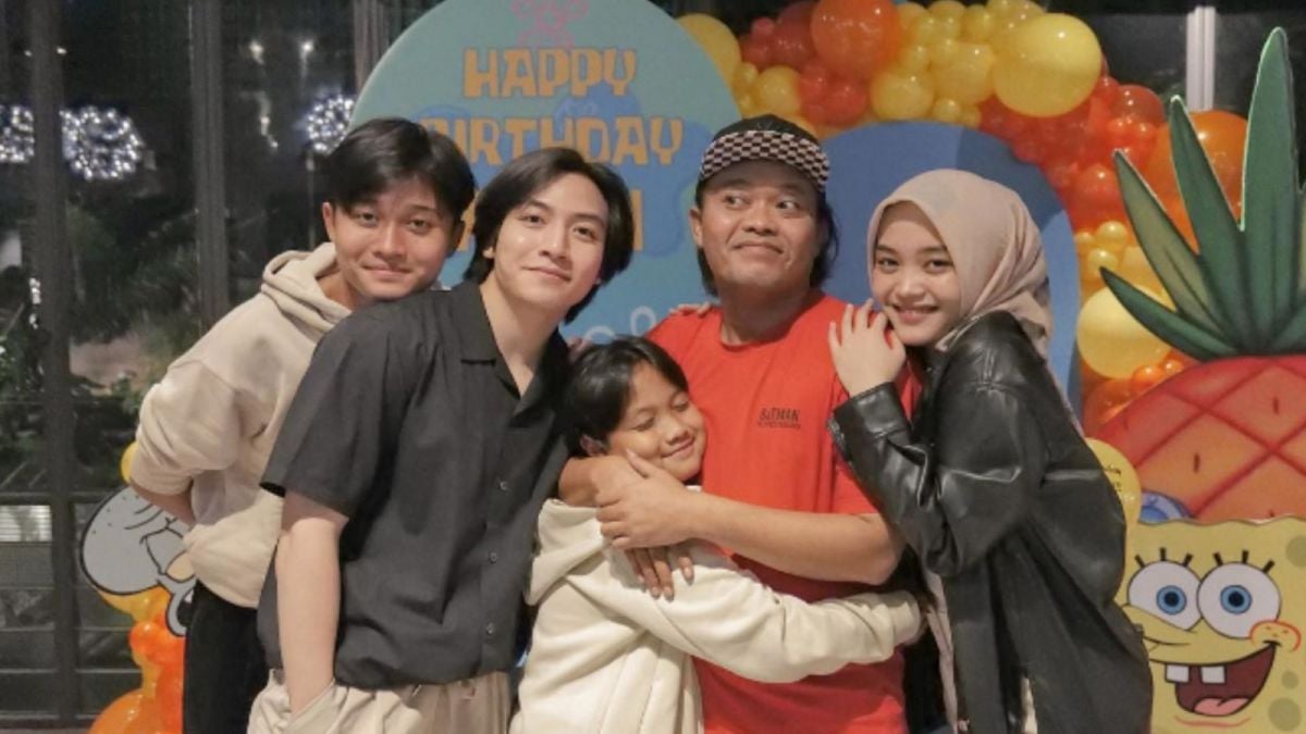 Foto Putri Delina bersama Sule dan adik-adiknya serta sang pacar yang turut ikut dalam foto tersebut, namun mantan ibu sambungnya terlihat tak ikut dalam foto tersebut. [Instagram/putridelinaa]