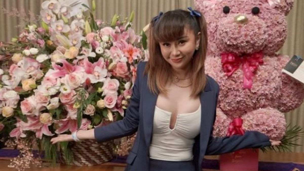 Foto Denise Chariesta yang mengaku dapat bunga dan boneka beruang dari pria inisial RD yang pernah berselingkuh dengannya. [Instagram/denisechariesta91]