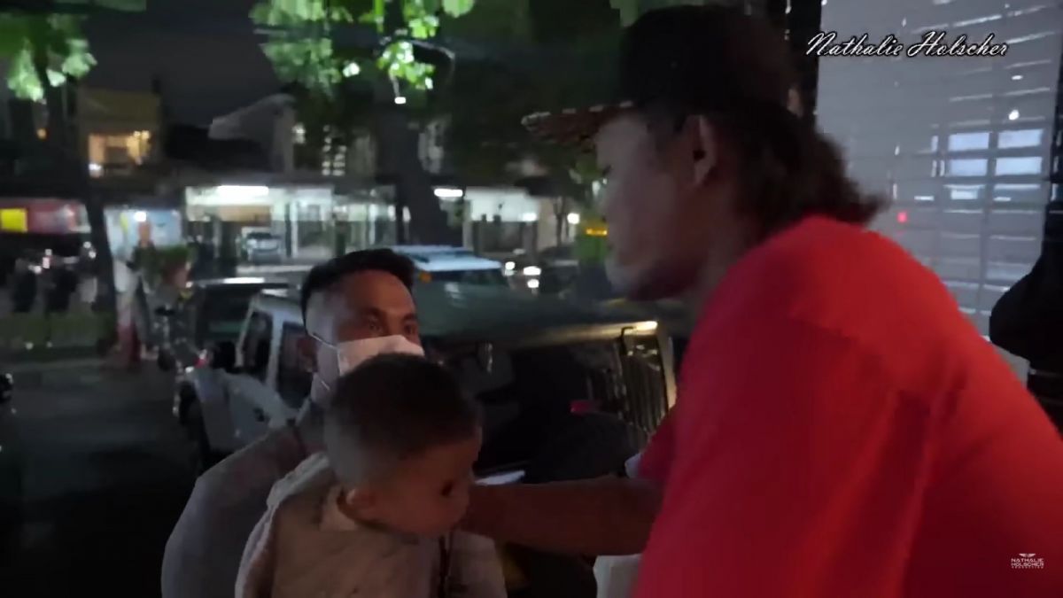 Tangkapan layar momen Faris serahkan Adzam ke ayah kandungnya, yaitu komedian Sule di sebuah cafe acara ulang tahunnya yang ke-46. [YouTube Nathalie Holscher]