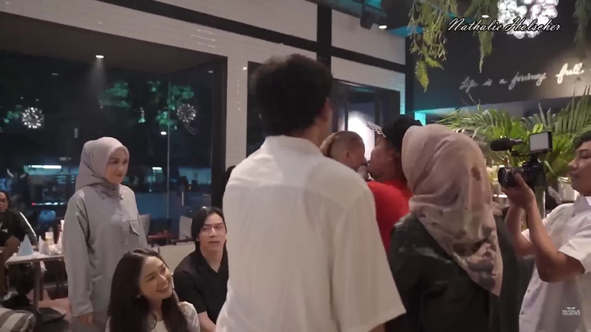 Tangkapan layar Nathalie Holscher bertemu keluarga Sule, Putri Delina, Rizky Febian, dsb. [YouTube Nathalie Holscher]