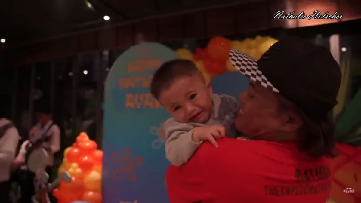 Tangkapan layar reaksi Adzam yang menangis ketika digendong Sule. [YouTube Nathalie Holscher]