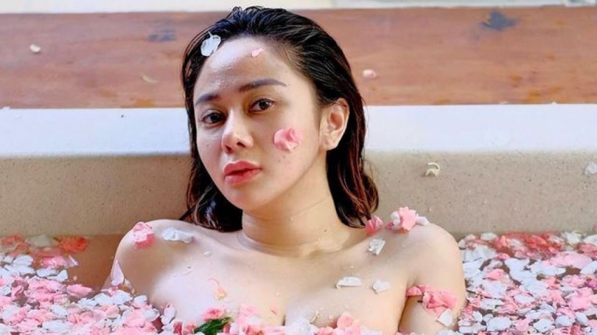 Denise Chariesta ngaku follow akun Instagam Ayu Dewi, Luna maya dan Melaney Ricardo hingga minta di-follow back oleh ketiganya. [Instagram/denisechariesta91]