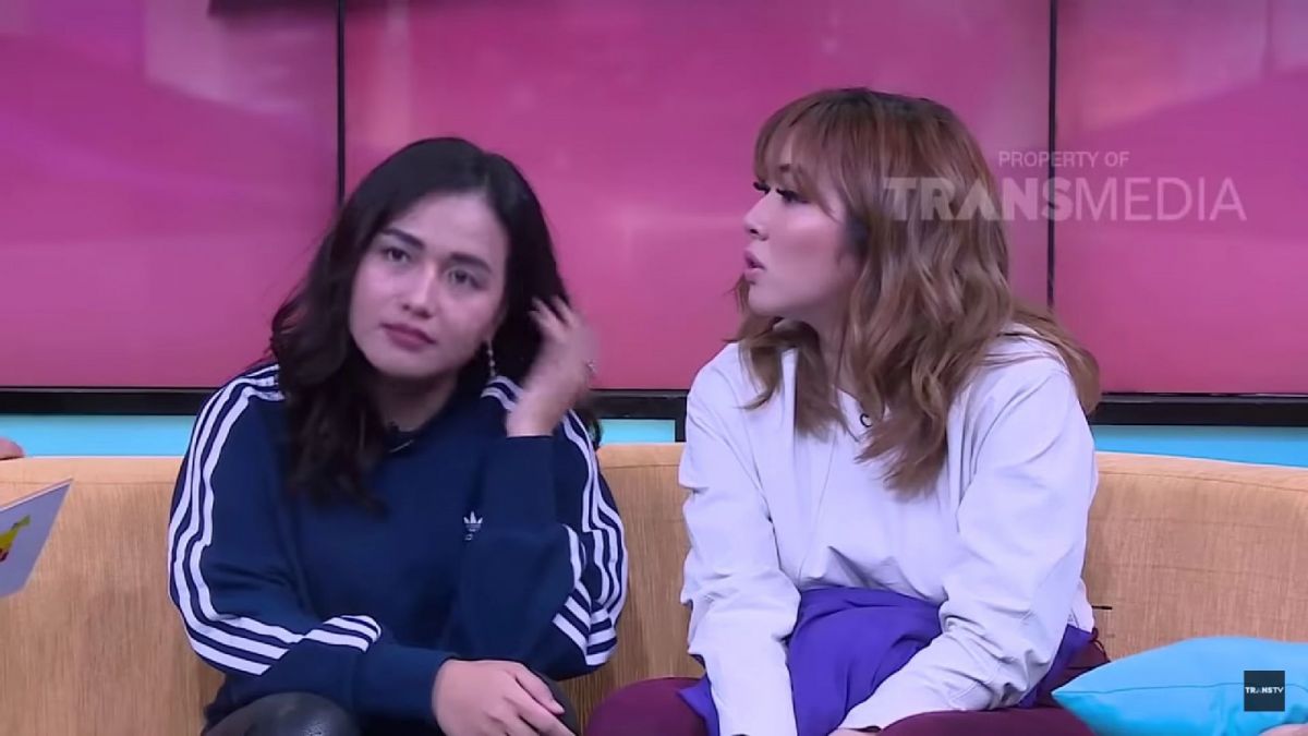 Tangkapan layar Gisel dan Sri Devi alias Butet ketika jadi bintang tamu acara Rumpi yang dipandu oleh Feni Rose. [YouTube Trans TV]
