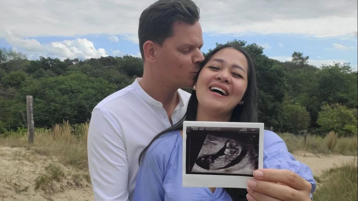 Suami Gracia Indri terlihatt menggendong anak perempuannya [Instagram/ @graciaz14]