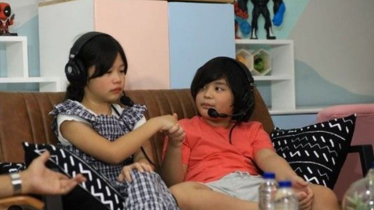 Potret Audie dan Kauki anak Wendy Cagur yang mengira sang ayah selingkuh dengan komika jago roasting Kiky Saputri. [Instagram]