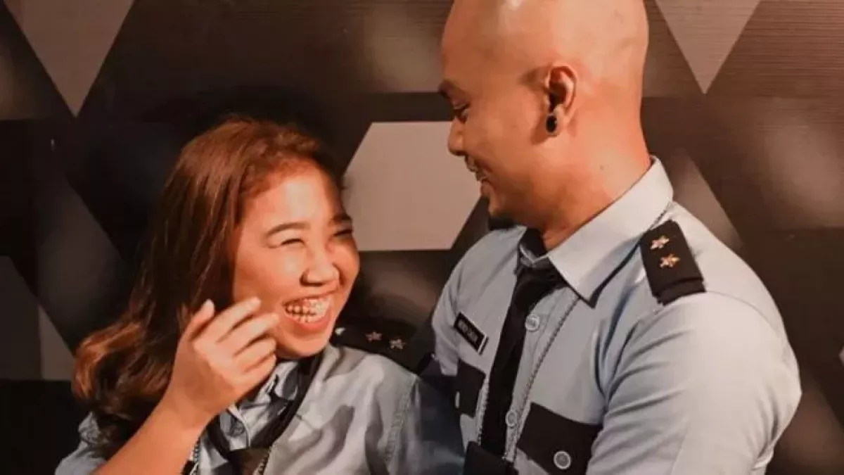 Potret kemesraan Wendy Cagur dan Kiky Saputri yang jadi salah satu adegan di program acara Lapor Pak! berhasil buat cemburu anak Wendy. [Instagram]