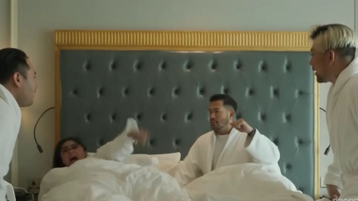 Potret Rian Ibram keciduk Nassar seranjang dengan Dewi Perssik. [YouTube Trans TV]