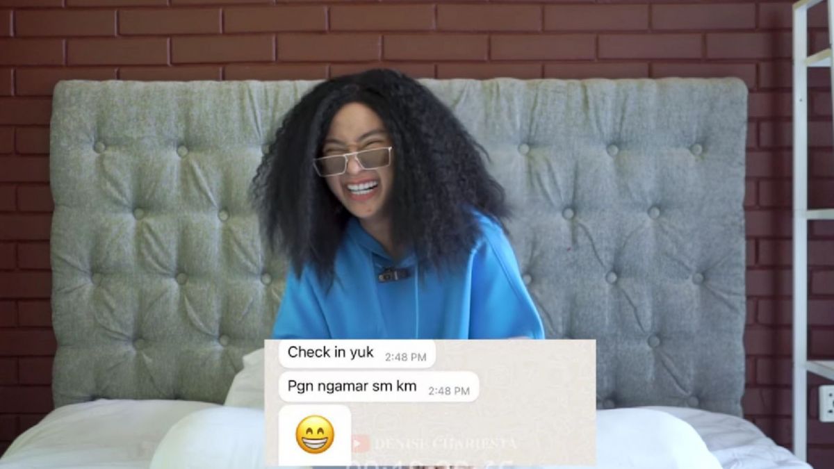 Denise Chariesta dan RD punya cara untuk check in berkat bantuan inisial F untuk kelabui resepsionis hotel. [YouTube Denise Chariesta yang beberkan chat RD ingin ngamar alias booking kamar di hotel untuk ngobrol dan main catur.]