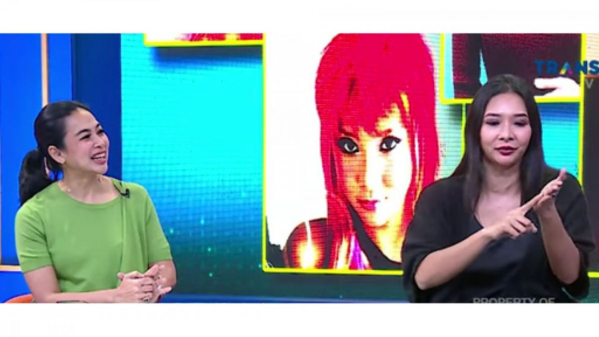 Mey Chan ditanya soal kesibukan ole Feni Rose hingga ungkapkan dirinya mau belajar cara memasarkan karyanya ke publik. [YouTube Trans TV]