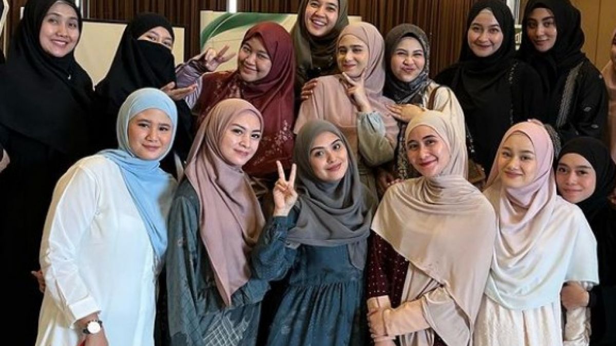 Lesti Kejora tampak mengenakan busana muslim berwarna hitam usai mengikuti pengajian [instagram@tissabiani]