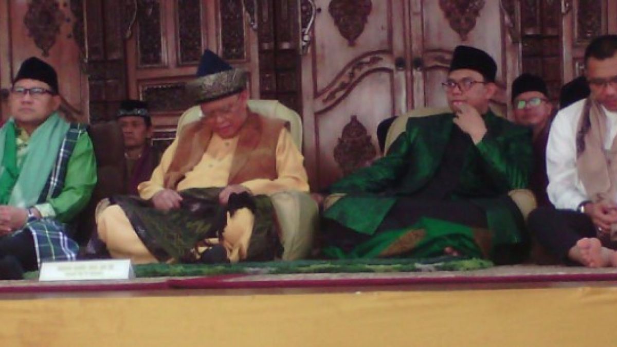 Anang Hermansyah (kanan) saat mengikuti manaqiab di Pesantren Jagat Arsy BSD Tanggerang bersama Muhaimin Iskandar dan Abah Aos [facebook @Abahjagat]
