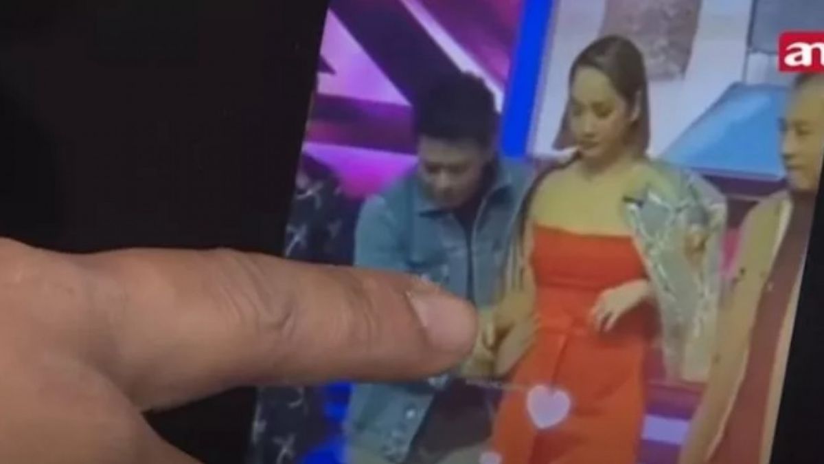 Tangkap layar momen saat Ariel memegang perut BCL yang tampak membuncit. [youtube ANTV]