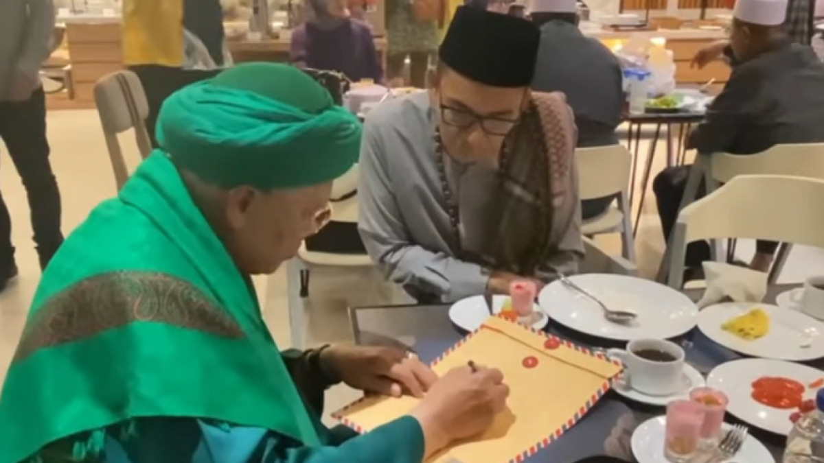 Abah Aos mengangkat TGB Zainul Mahdi sebagai wakil talqin [facebook @pesantrensirnarasa]