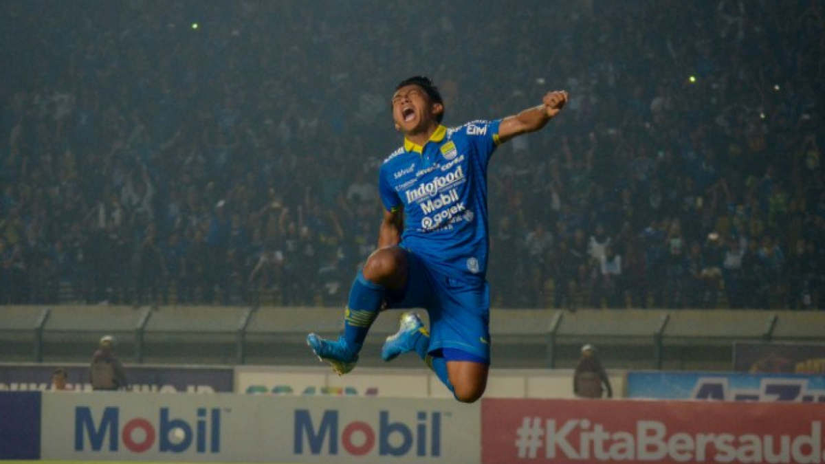 Pesepak bola Persib Bandung Febri Hariyadi melakukan seleberasi usai mencetak gol ke gawang PSIS [Antara]