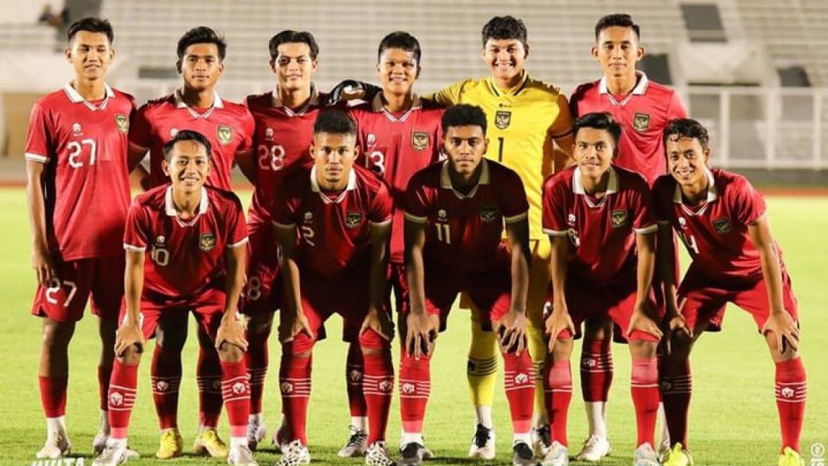 11 pemain pertama Timnas Indonesia U-22 saat bertemu Bhayangkara FC. [(@pssi)]
