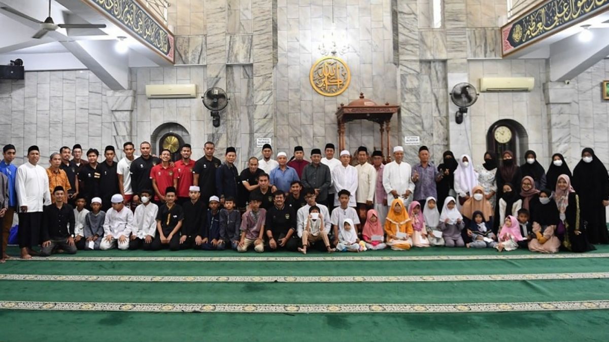 Timnas Indonesia U22 bersama para anak yatim dan jamaah Masjid Asshiroth, Jakarta [(@PSSI)]