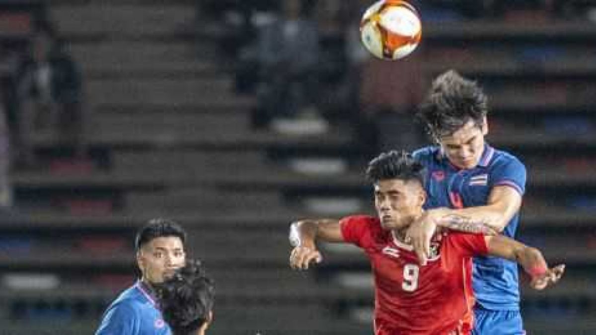 Pemain timnas Indonesia, Ramadan Sananta tengah berebut bola dengan pemain Thailand pada final SEA Games 2023 di Olympic Stadium Phnom Penh, Kamboja, Selasa (16/5/2023). [suara.com]
