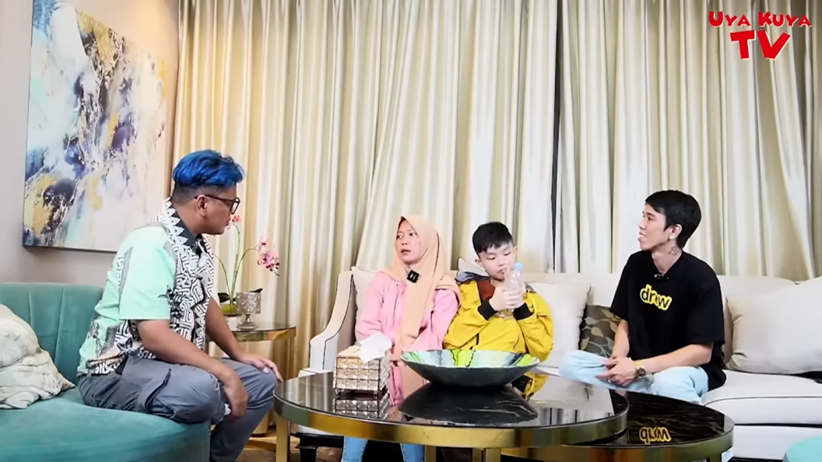 Momen Siti Aisah dan Sha Wang datang ke podcast Uya Kuya [YouTube Uya Kuya]