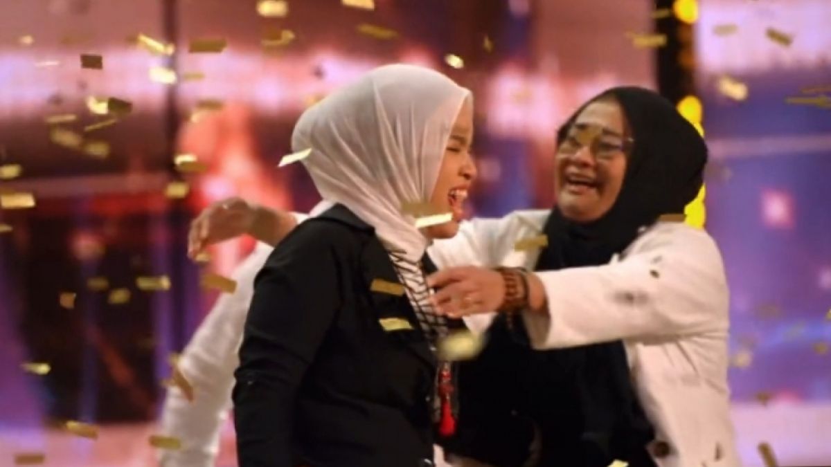 Putri Ariani dipeluk ibunya usai dinyatakan mendapatkan golden buzzer di ajang America's Got Talent. [Twitter]