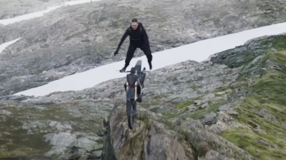 Melayang di atas  awan Jump base dengan parasut di sambangi Tom Cruise [(Tangkapan layar YouTube Paramount Pictures)]