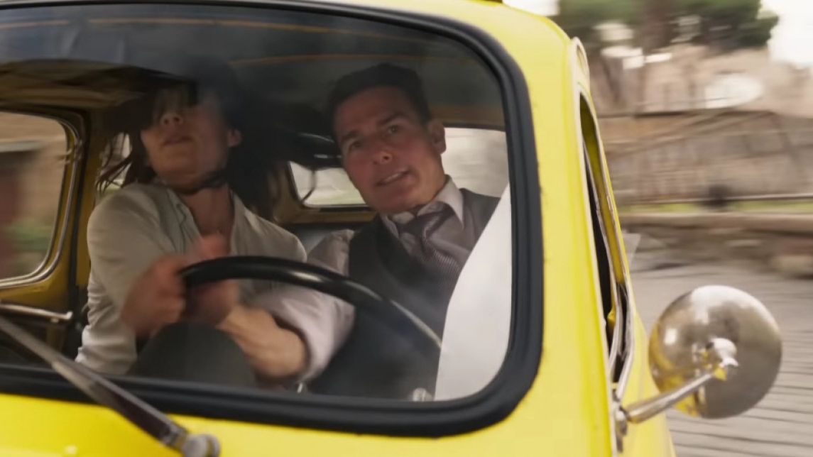 Tom Cruise hanya butuh satu tangan untuk drifting [(Tangkapan layar YouTube Paramount Pictures)]