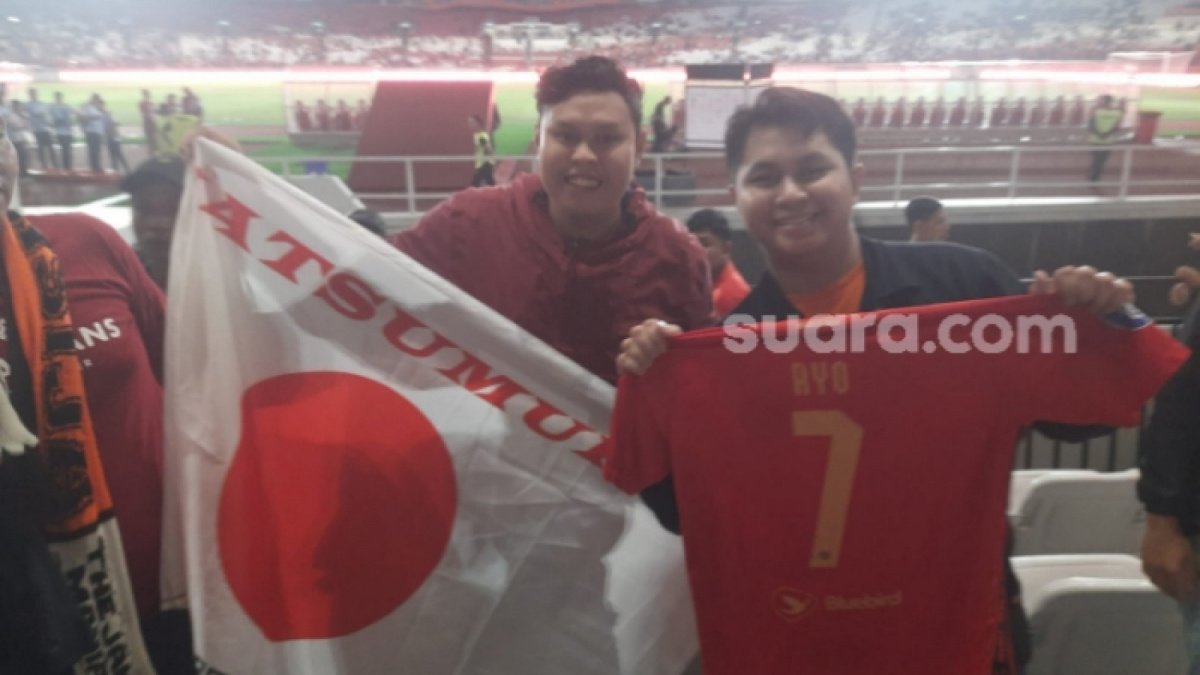 Potret the Jakmania setelah dapat jersey pemain asal Jepang Persija Jakarta, Ryo Matsumura. [Suara.com/Ist]