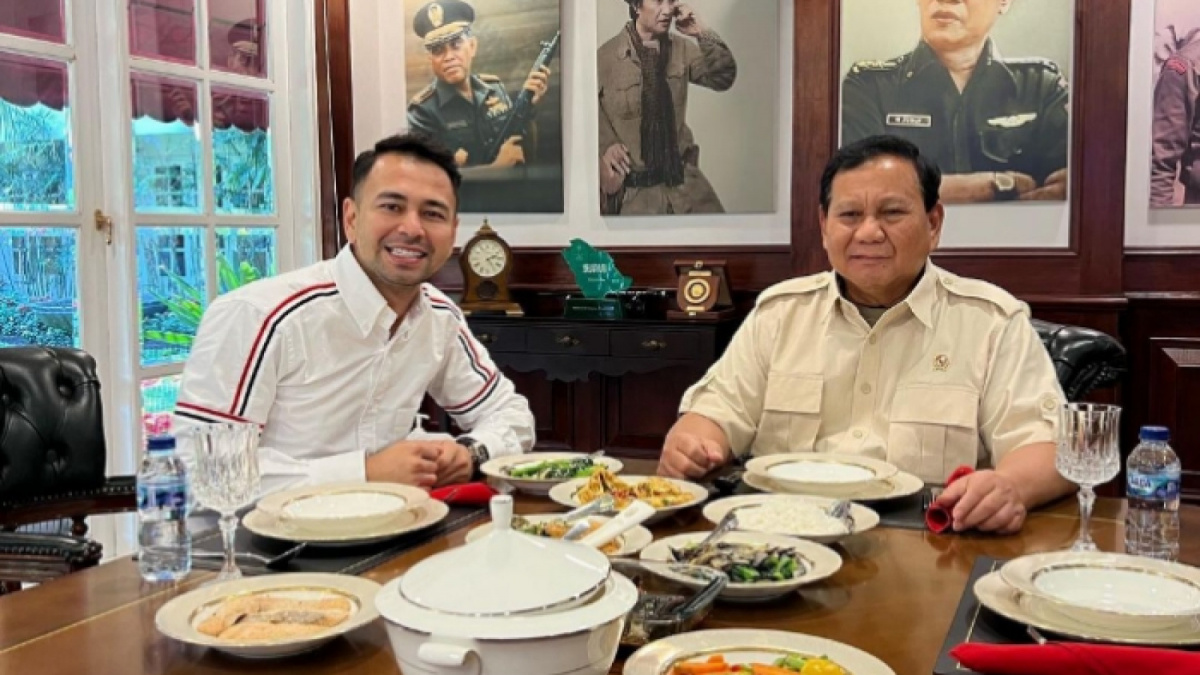 Prabowo Subianto menyajikan berbagai menu makanan sederhana untuk Raffi Ahmad. [Instagram/@raffiahmad1717]