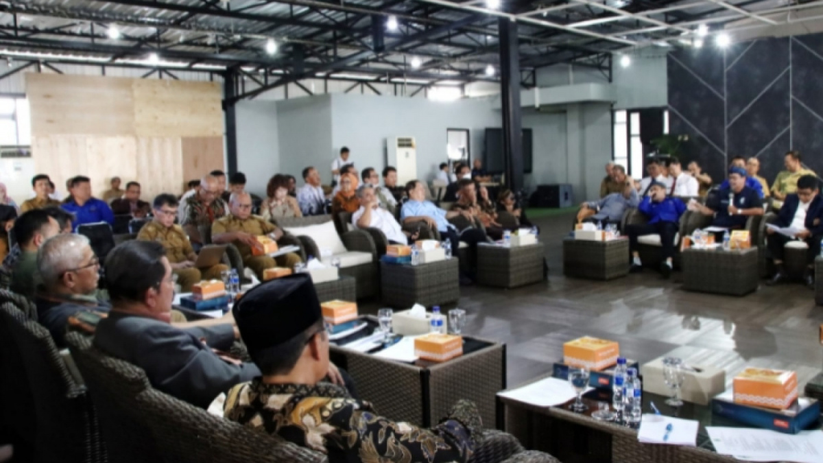 Suasana rapat kerja di Rooftop DPRD Jawa Barat menghadirkan berbagai elemen pendidikan di Jabar, Senin (31/7/2023). [Istimewa]
