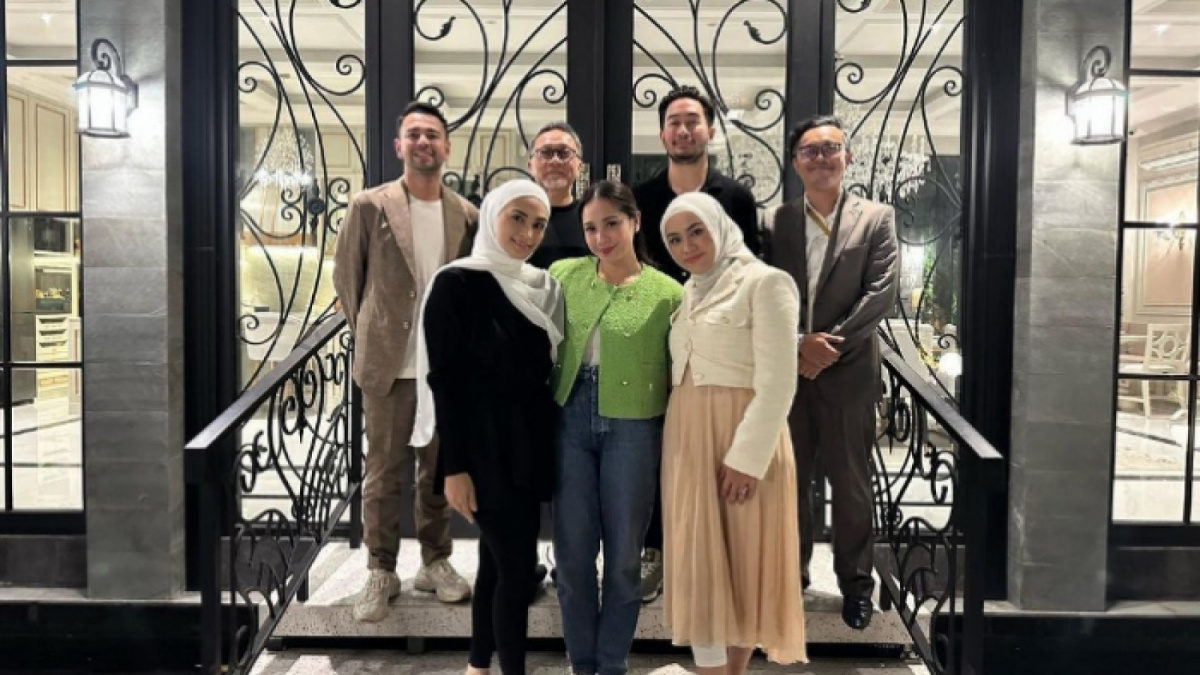Potret Raffi Ahmad dengan sang istri, Nagita Slavina dan suami Syahnaz Sadiqah, Jeje Govinda sambangi rumah Ketua Umum PAN, Zulkifli Hasan alias Zulhas. [Instagram/@zitaanjani]