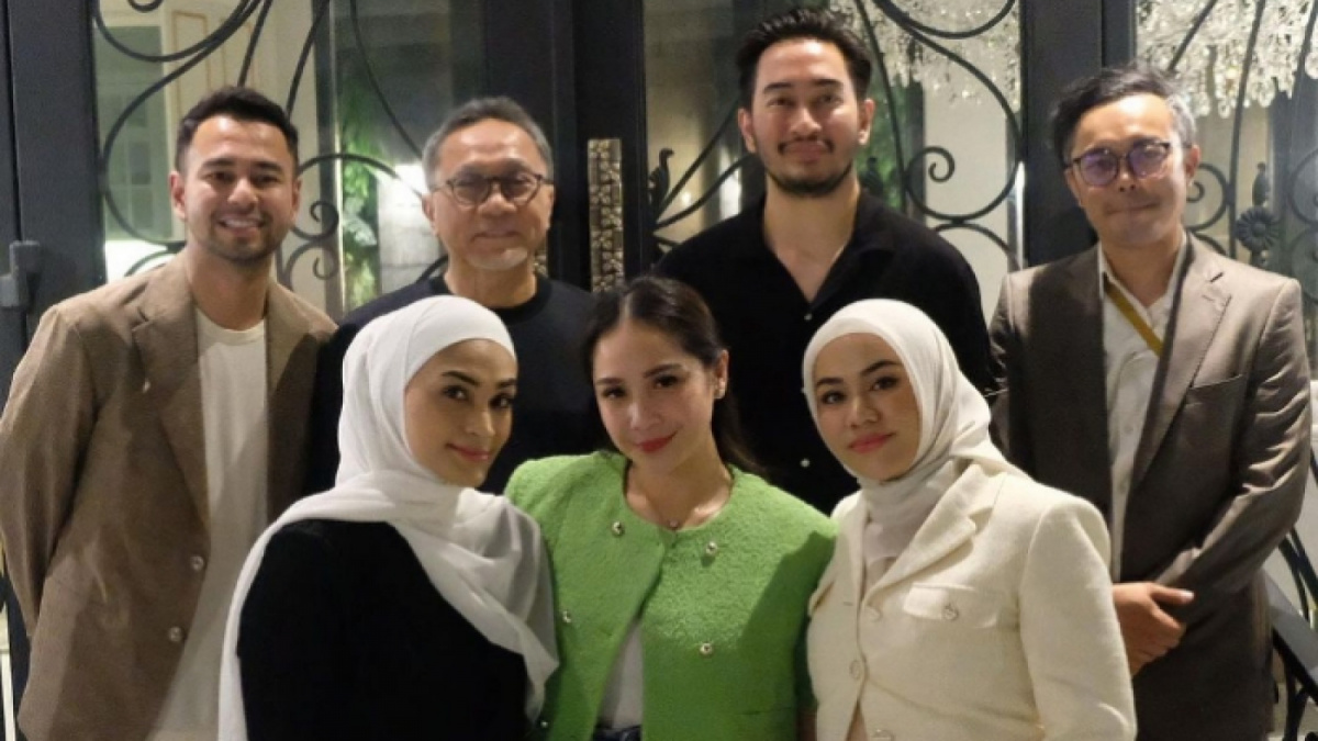 Potret Raffi Ahmad, Jeje Govinda, dan Nagita Slavina mengunjungi rumah Ketua Umum PAN, Zulkifli Hasan alias Zulhas. [Instagram/@putri_zulhas]