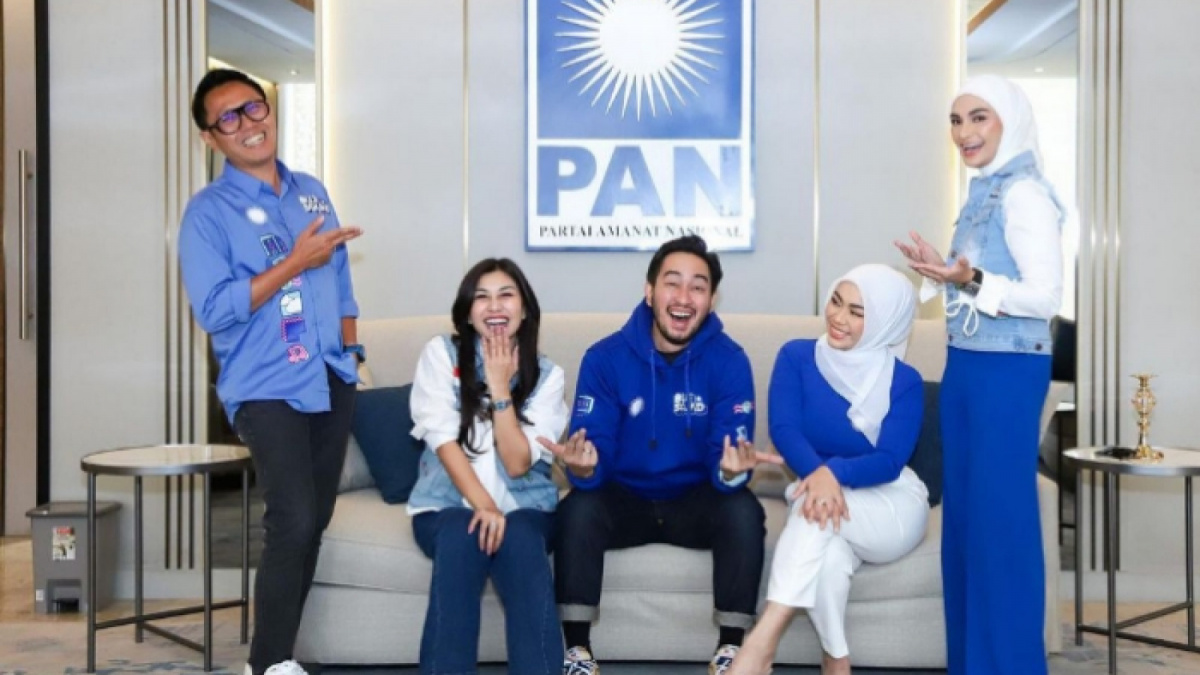 Suami Syahnaz Sadiqah, Jeje Govinda dan adik pertama Raffi Ahmad, Nisya Ahmad ditemani Eko Patrio dan kedua anak kandung Ketua Umum DPP PAN. [Instagram/@zitaanjani]